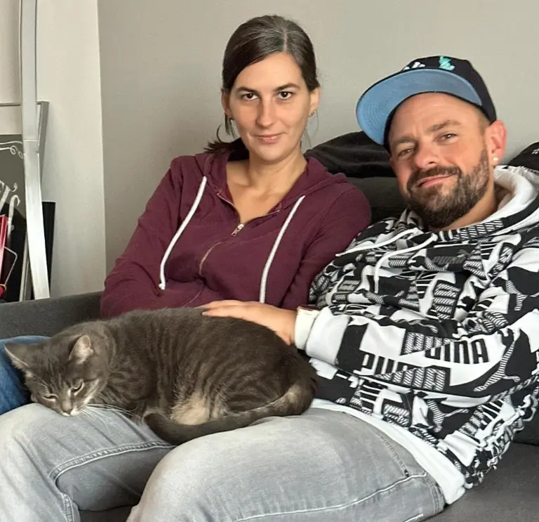 Raffaela Stockinger und Sascha Beubler mit Katze Haustier